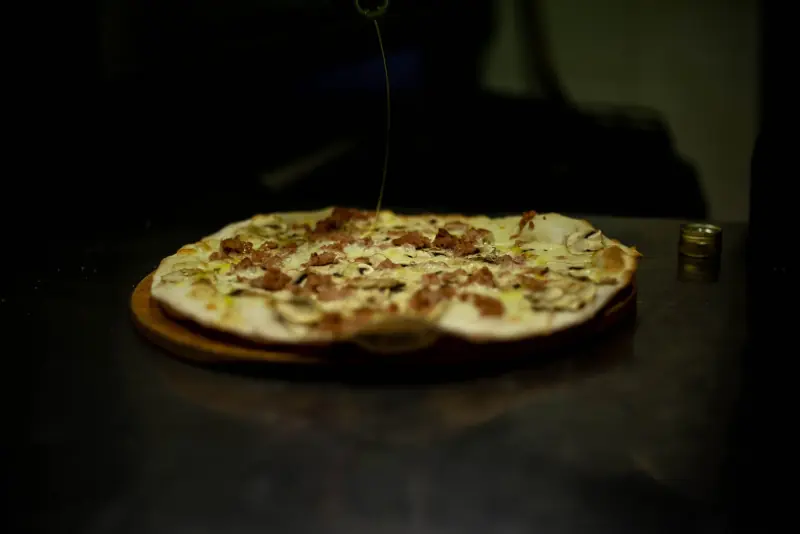 Una pizza bianca appena uscita dal forno