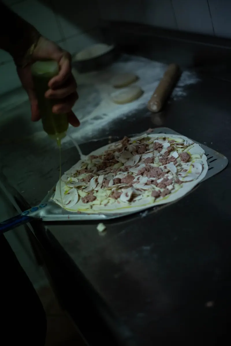 Una pizza farcita sulla pala, pronta per il forno