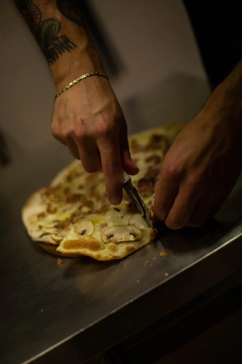 La pizza tagliata a spicchi sul banco